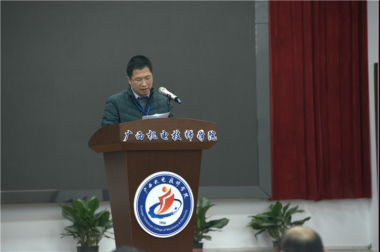 4学院工会经审委主任邹志华作经审报告.jpg
