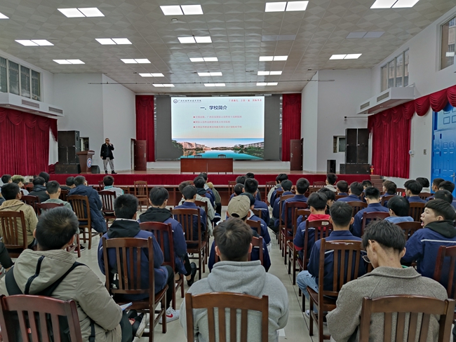 邓中伟老师介绍广西机电职业技术学院基础情况.jpg