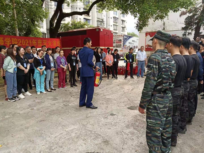 鱼峰消防中队长李宋讲解灭火器使用方法.jpg