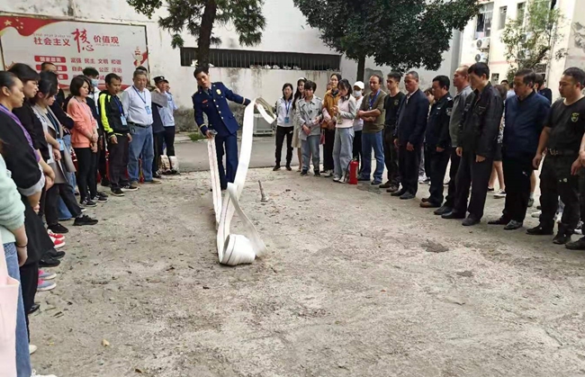 鱼峰消防中队长李宋示范水带操作.jpg