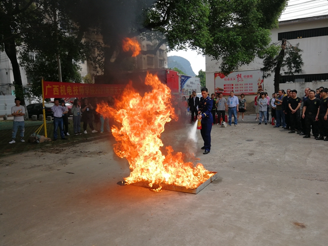 鱼峰消防中队长李宋示范灭火器灭火.jpg