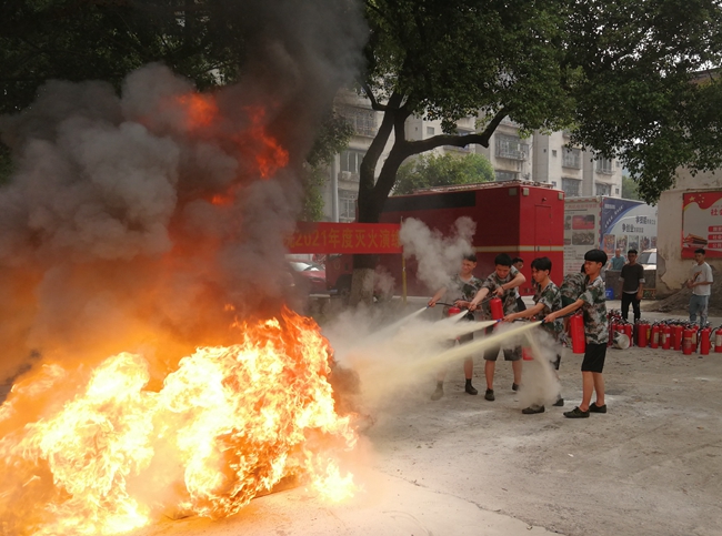 学生巡逻队员进行实战灭火.jpg