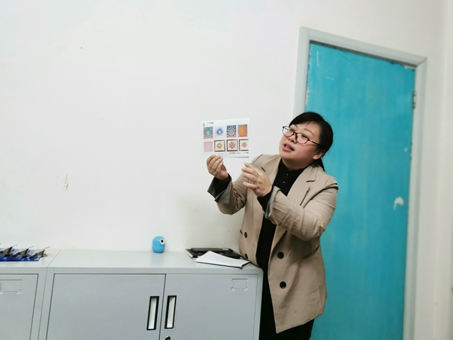 刘冬梅老师在向大家展示曼陀罗图形.jpg