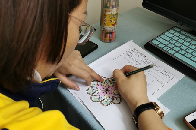 电气系学管主任农南英在创作中.jpg