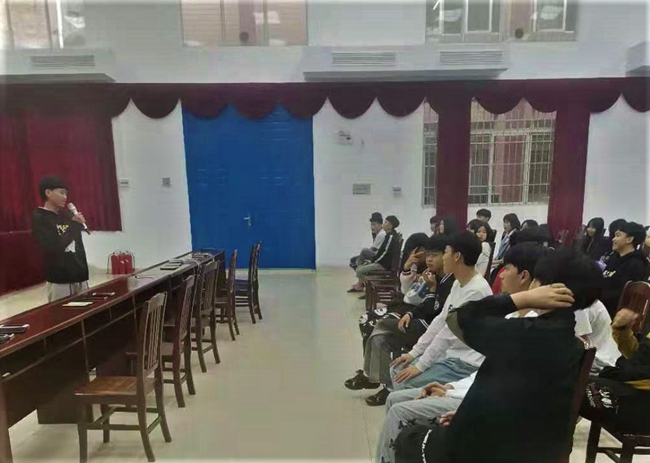 数控系预科班同学上台分享.jpg