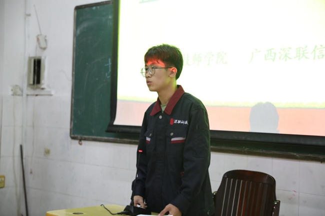 获奖学生代表龙石金发言.jpg
