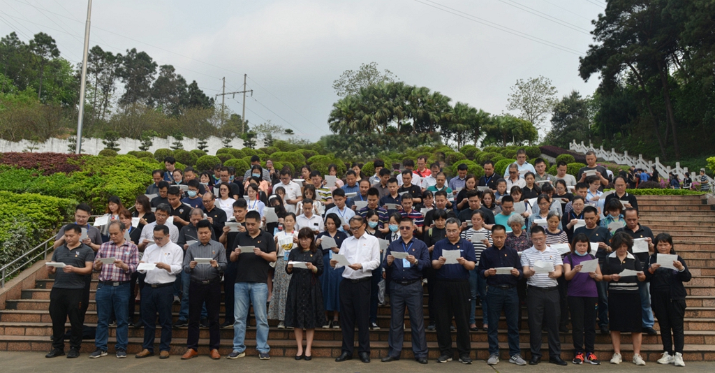 全体党员诵读《共产党宣言》.jpg