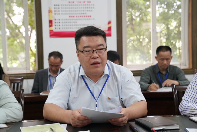 院党委副书记、纪委书记孙杰利同志主持会议并作发言.jpg