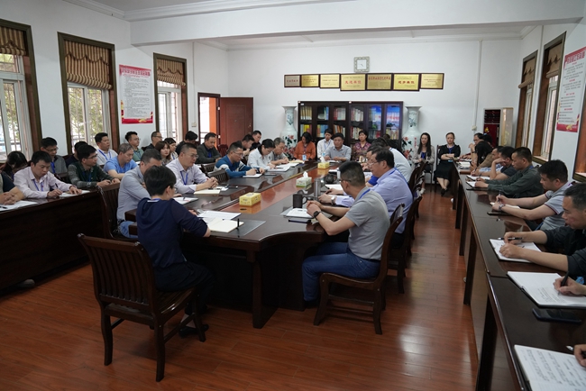 理论学习中心组成员及全体中层干部认真听会.jpg