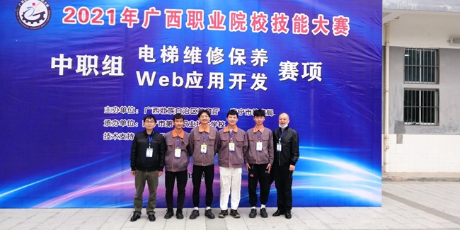 我院电梯维修保养赛项选手赛后合影.jpg