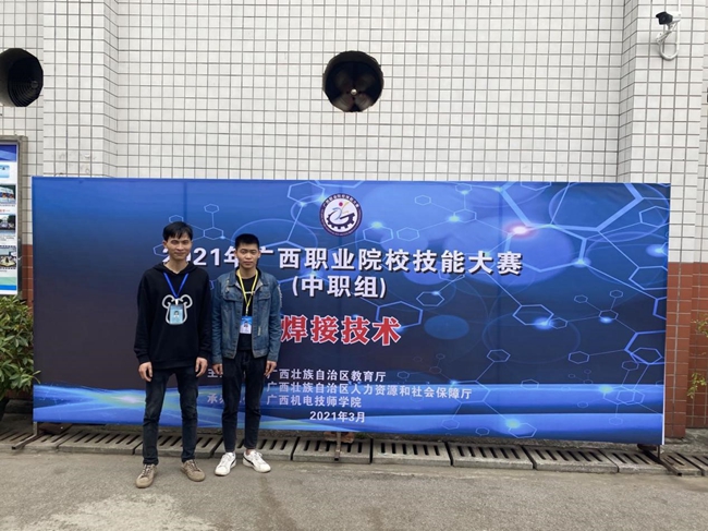 我院焊接技术赛项选手赛后合影.jpg