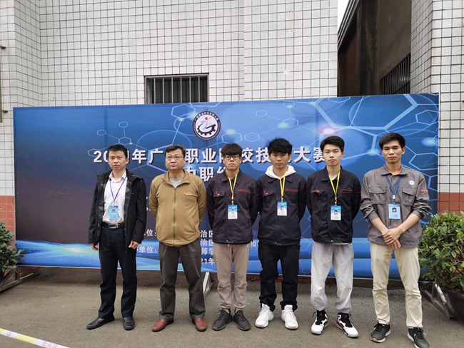 我院数控综合应用技术赛项选手合影.jpg