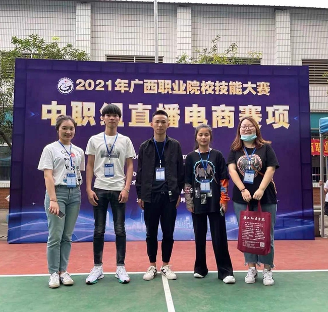 我院直播电商赛项选手赛后合影.jpg