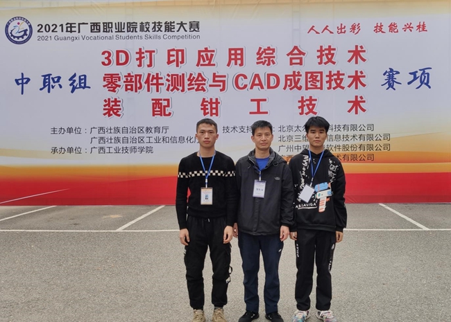 我院装配钳工技术选手赛后合影.jpg