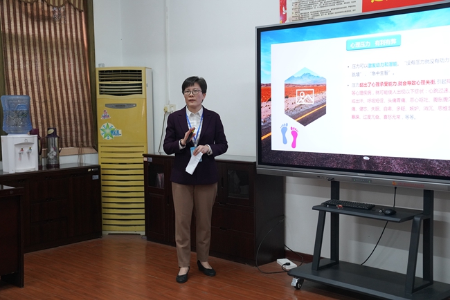李燕灵主任进行心理辅导培训.jpg