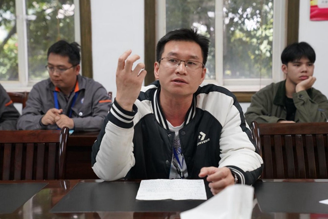 钟鸣老师进行体能训练培训.jpg