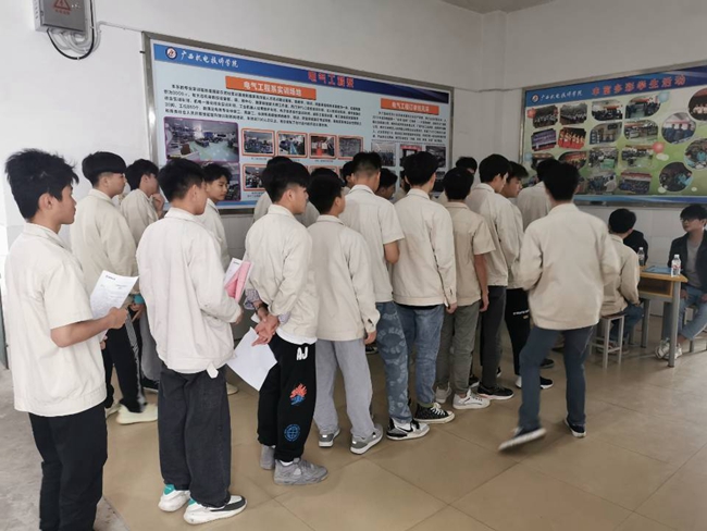 我系学生排队等候面试.jpg