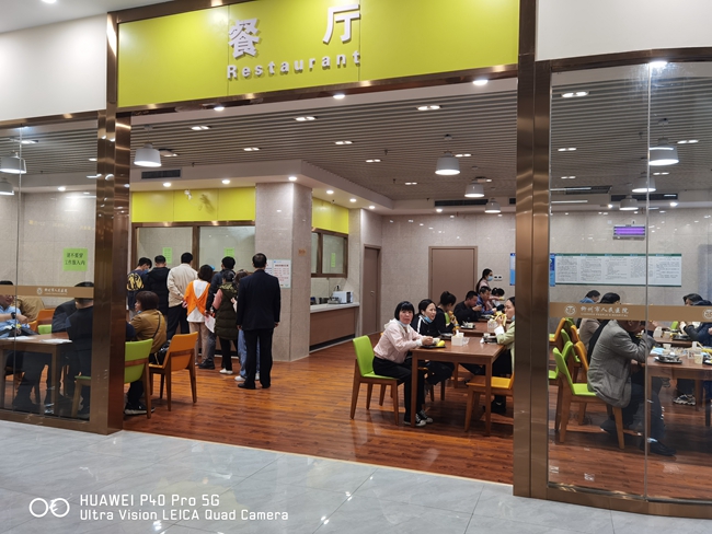 女职工检查完毕在餐厅用早餐.jpg