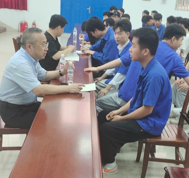 面试学生.jpg