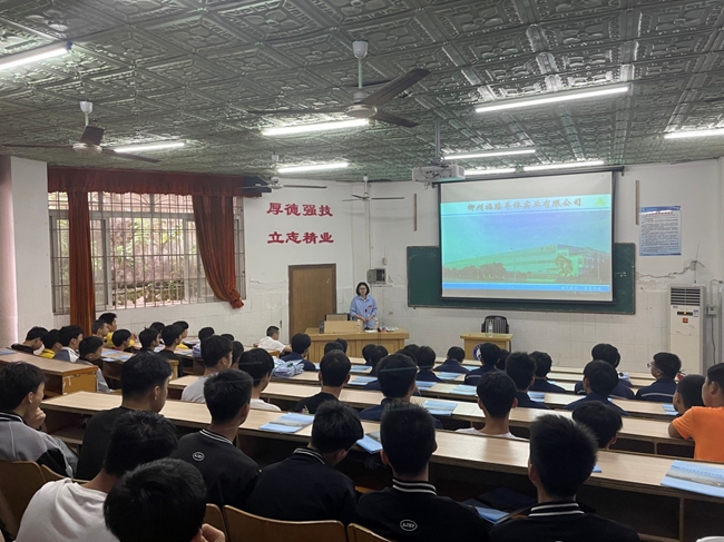 柳州福臻车体实业有限公司人事总监夏瑜淑给同学们做介绍.jpg