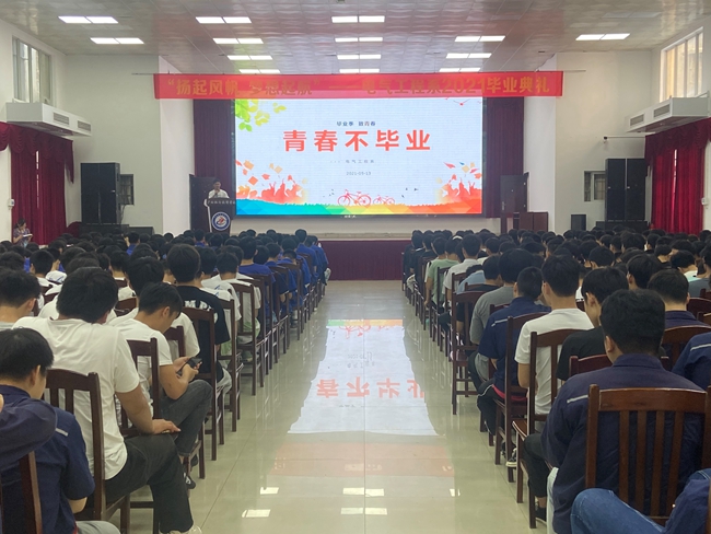 3.毕业生代表机器人17GW2班陆扬同学发表毕业感言.jpg