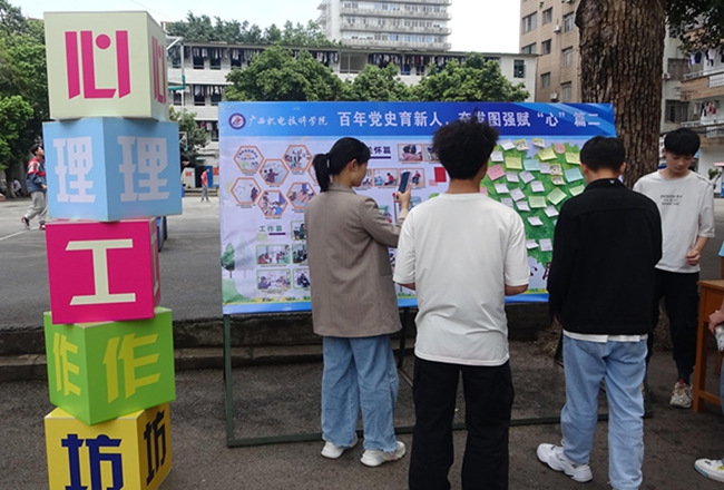 同学们把祝福贴在心愿树上.jpg