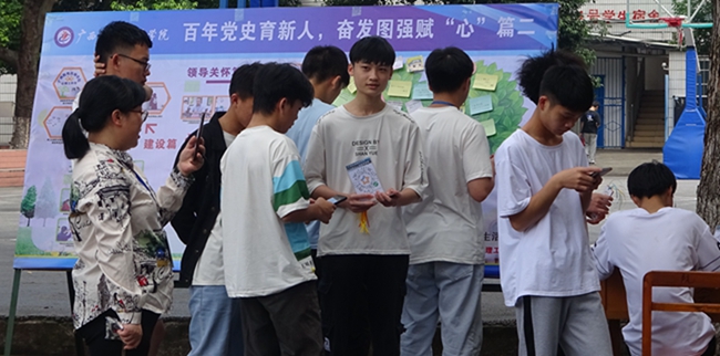 同学们积极参与心理健康问卷调查.jpg