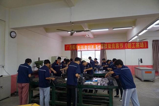 钳工初级工比赛现场.jpg