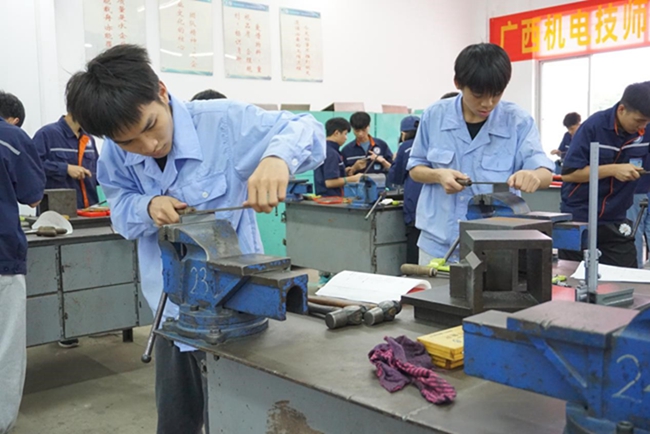钳工初级工比赛现场2.jpg