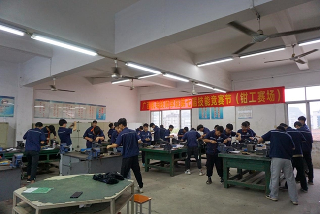 钳工中级工比赛现场.jpg