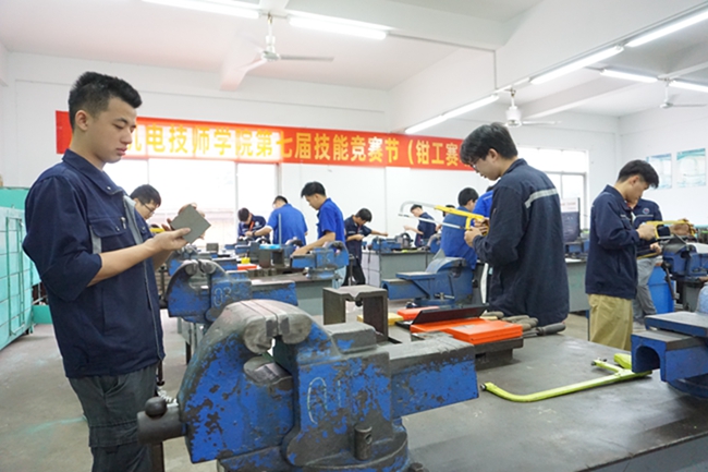 钳工高级工比赛现场.jpg