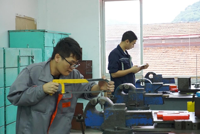 钳工高级工比赛现场2.jpg