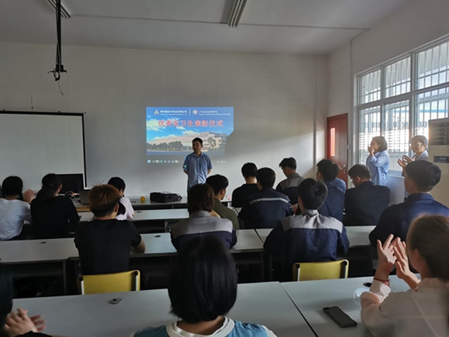 麦工段长做学生实习总结发言.jpg