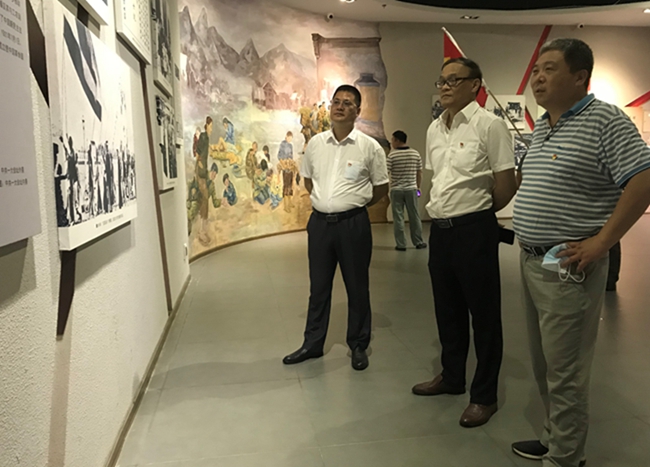 支部党员干部参观韦拔群展厅1.jpg