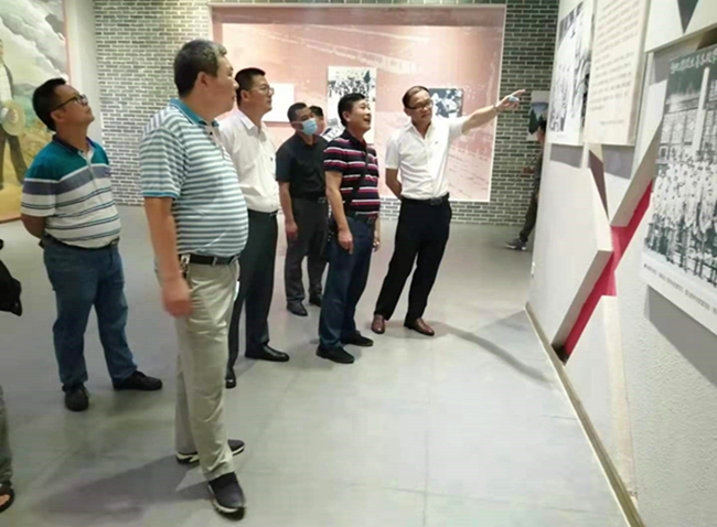 支部党员干部参观韦拔群展厅2.jpg