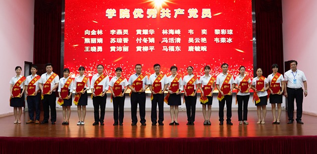 9副院长刘治伟同志为获得学院“优秀共产党员”称号的同志颁奖.jpg
