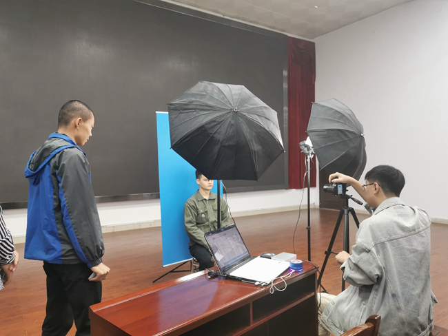 新华社记者正在拍照.jpg
