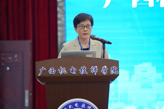 6.学院办公室主任李燕灵主持.JPG