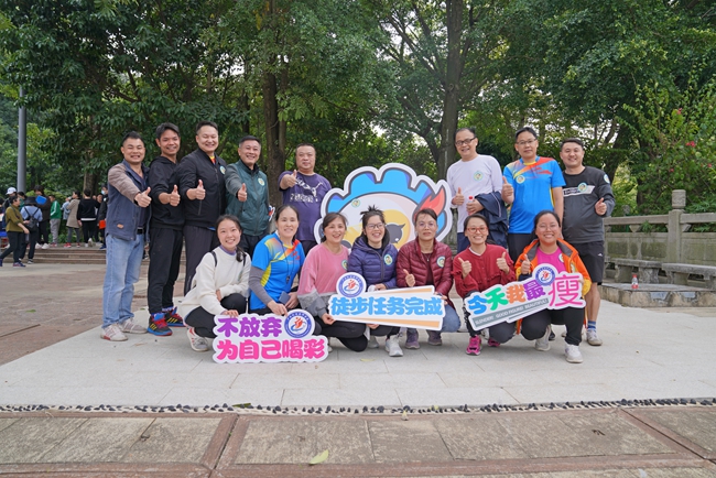 5 参赛教职工徒步抵达终点.JPG