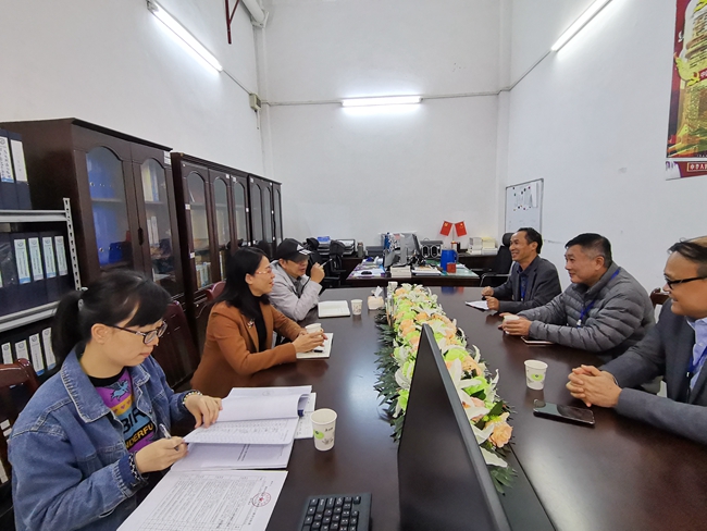 1 汽车工程系分会主席李楚雄向市总工会领导汇报争创“柳州市先进职工小家”创建工作.jpg