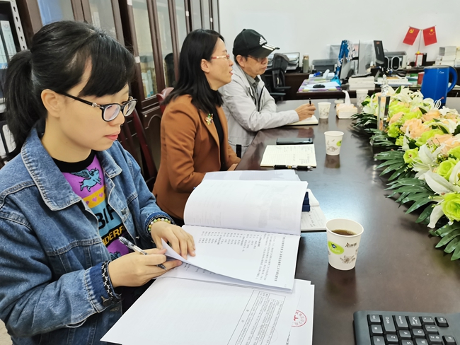 2  市教育工会女职委主任杨羽婷在认真检查“柳州市先进职工小家”申报材料.jpg