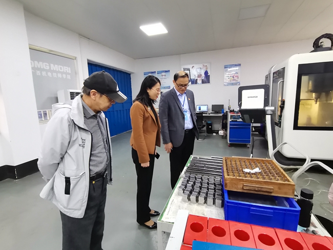 3 市总工会李丹副主席、市教育工会罗焕权主席在关意昭书记等领导的陪同下参观我院“德玛吉认证智能制造中心”实训教室.jpg
