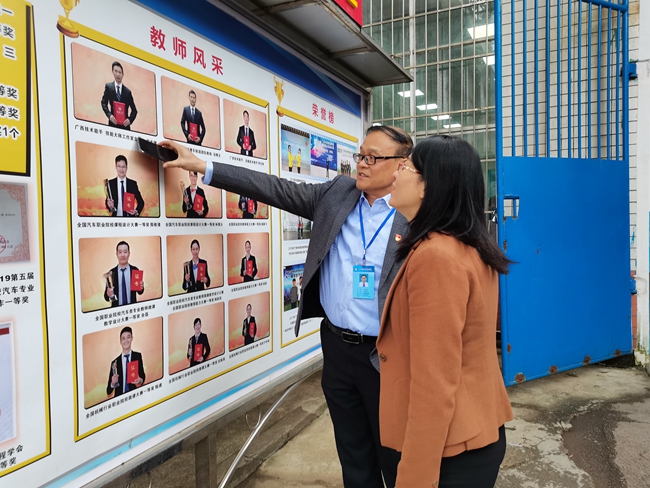 5 学院党委书记关意昭向市总工会李丹副主席介绍汽车工程系教师在各级各类技能比赛中取得的优异成绩.jpg