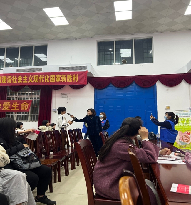 2 长沙爱之路慈善基金会志愿者与学生互动.jpg