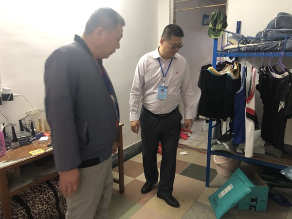 1  院长助理易新友（左）、学工处主任黄昌周（右）深入学生宿舍检查.jpg