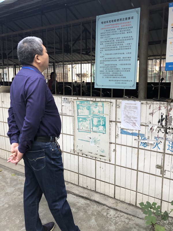 2 院长助理易新友深入家属区车棚检查消防安全工作.jpg