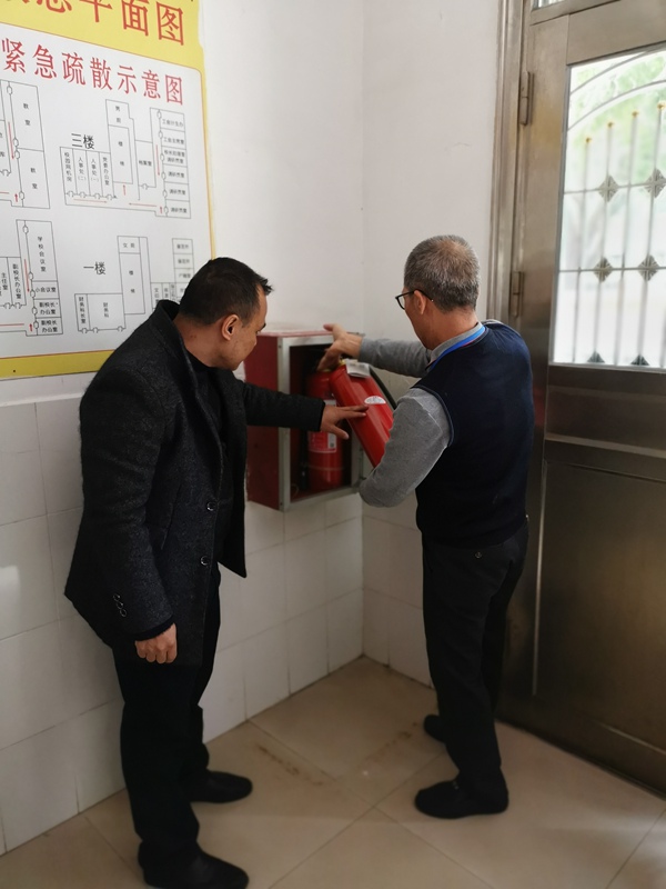 4 保卫处老师检查灭火器状况.jpg