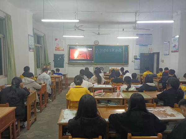6 班主任组织学生观看消防主题宣传片.jpg