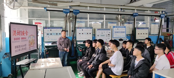 8 班主任组织学生开展消防主题班会.jpg