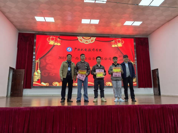 3 刘治伟副院长（左一）、吕华民副总经理（右一）与一等奖学生合影.jpg